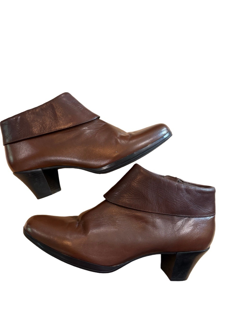 Munro Grace brown leather ankle booties. Size 9W Tapered block heel wide width